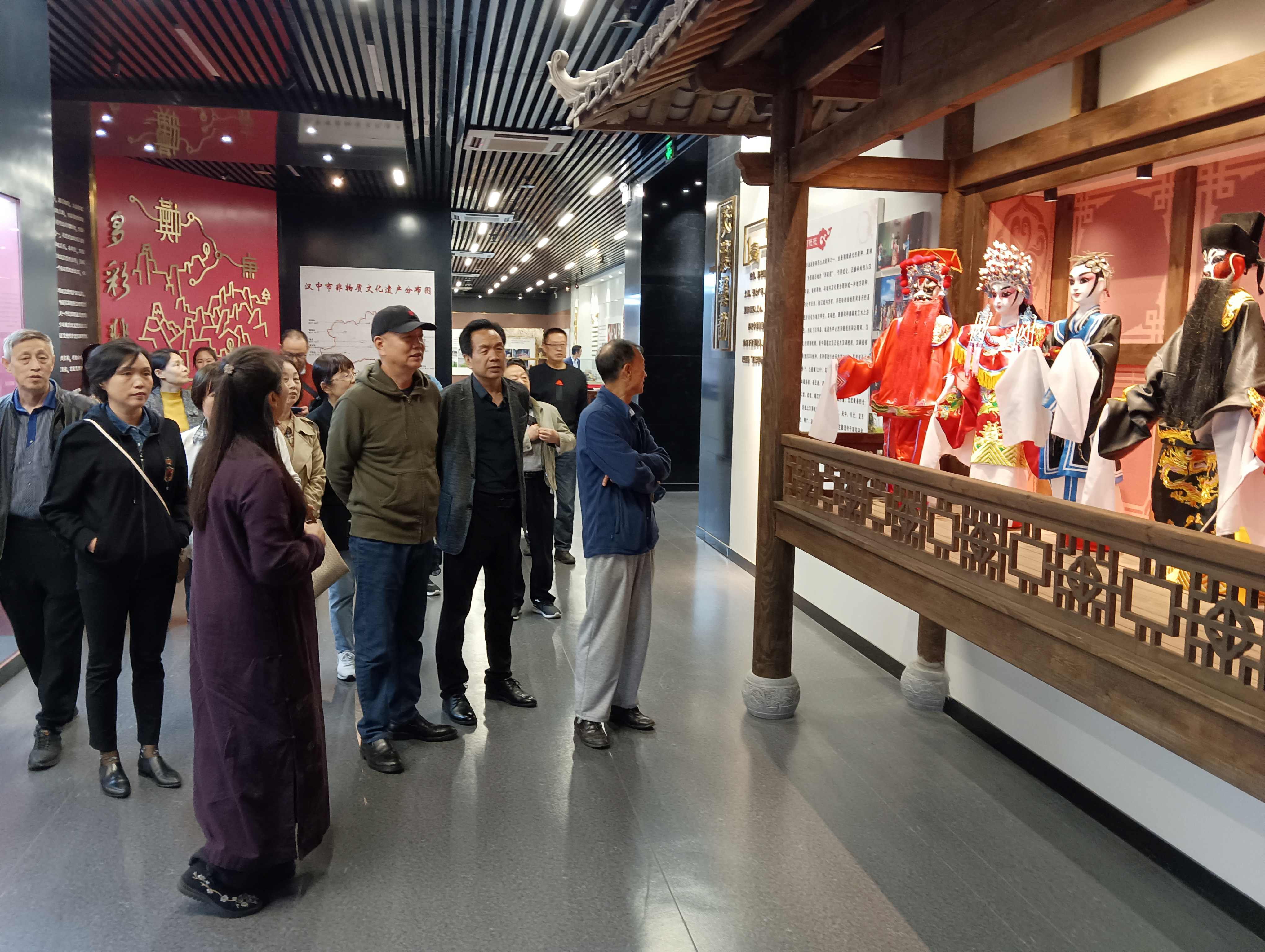参观汉中非遗保护中心2.jpg