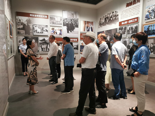 2-参观凤县革命纪念馆.jpg