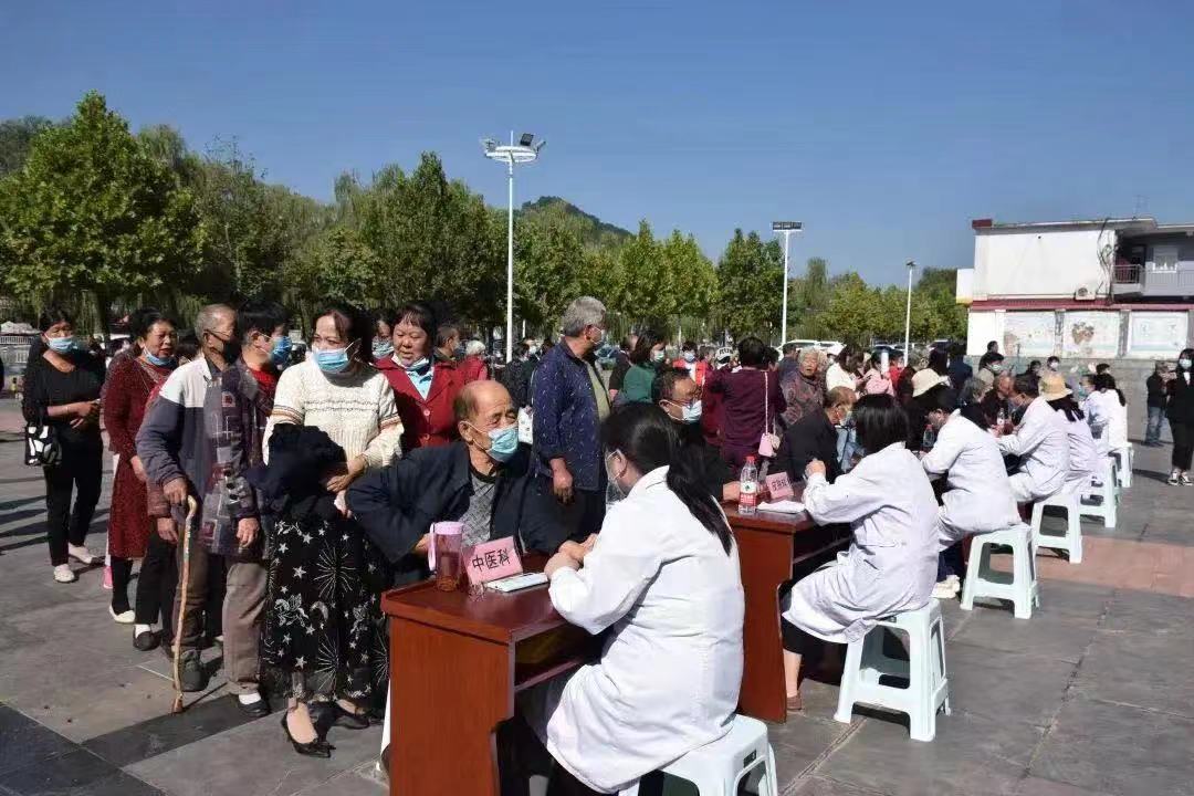 铜川市侨联开展“侨爱心 送温暖”义诊助学活动-义诊2.jpg