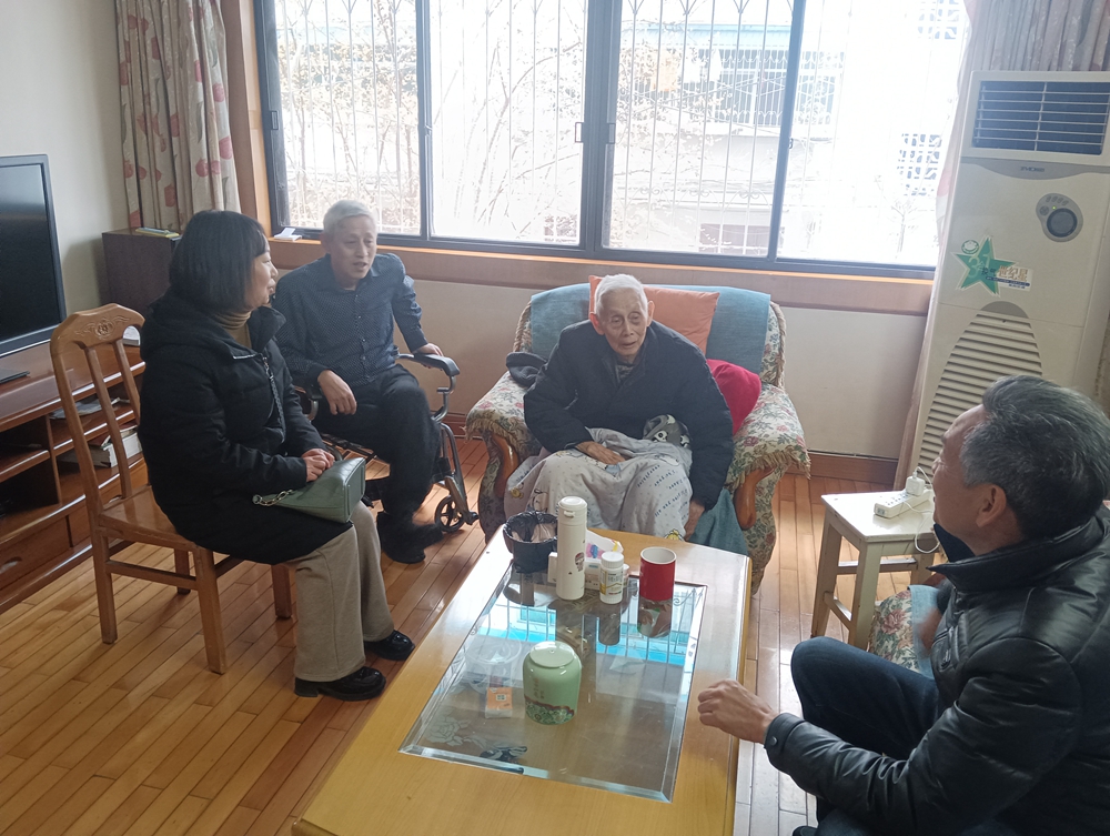 上门走访慰问老归侨1.jpg